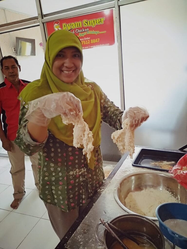 Training cara membuat fried chicken untuk mitra franchise fried chicken Ayam Super