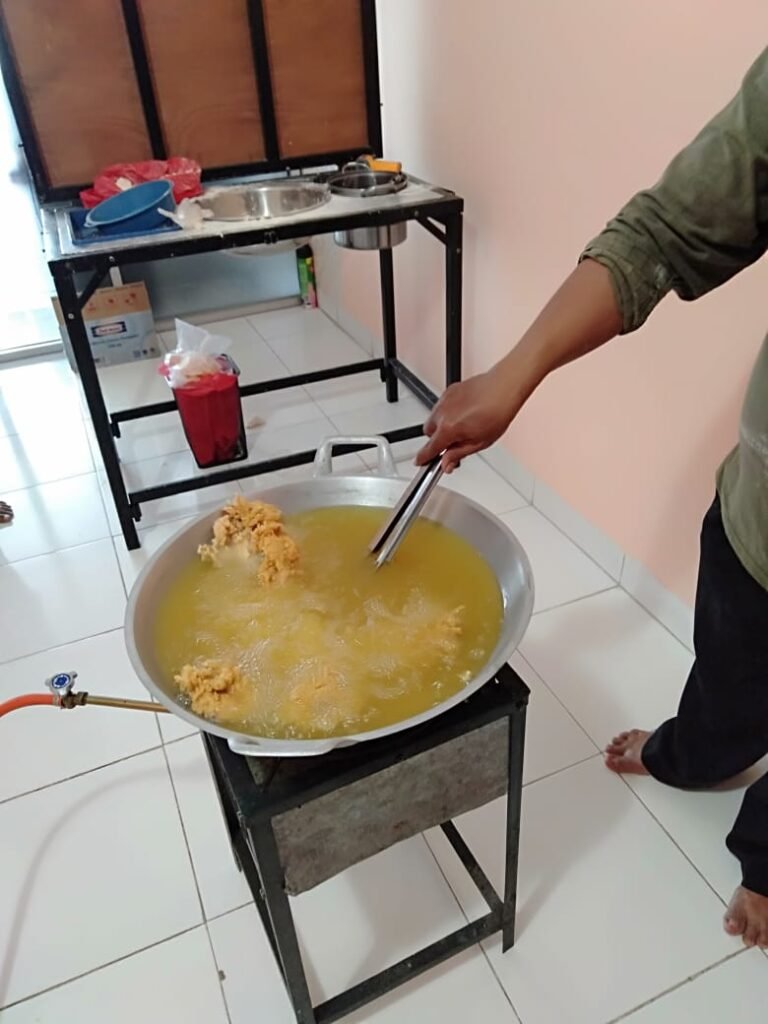 Menggoreng ayam berbalut tepung ayam crispy hingga kuning keemasan