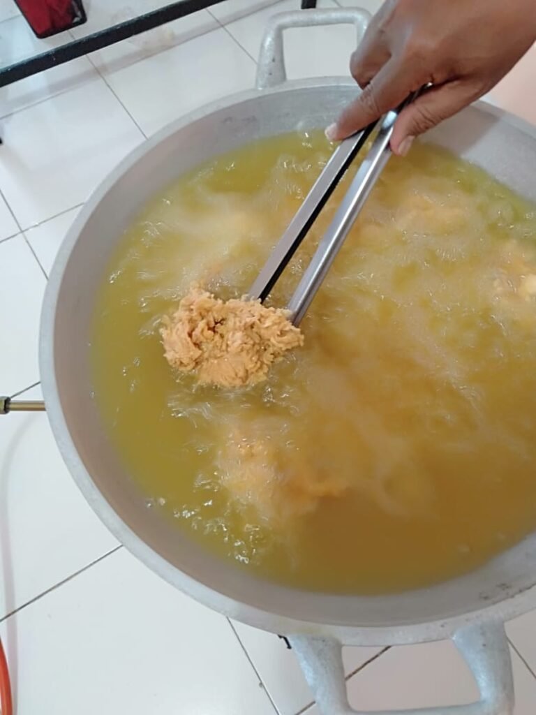 Ayam hasil bumbu marinasi ayam siap digoreng sampai kuning keemasan