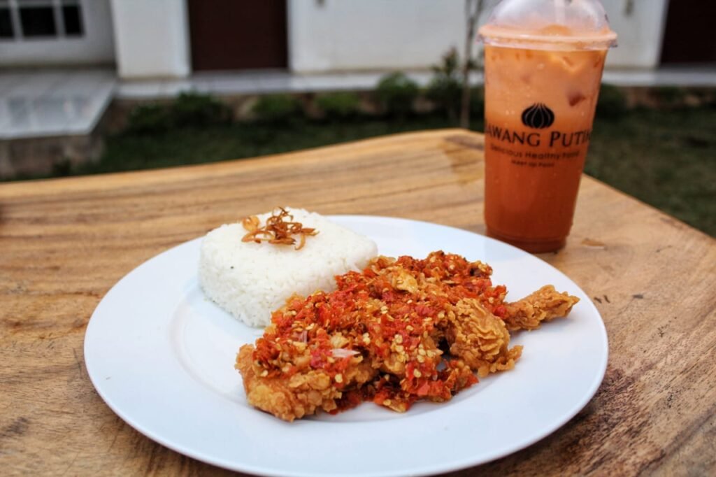 Menu nasi ayam crispy dengan tepung fried chicken dan saus Tepung Super