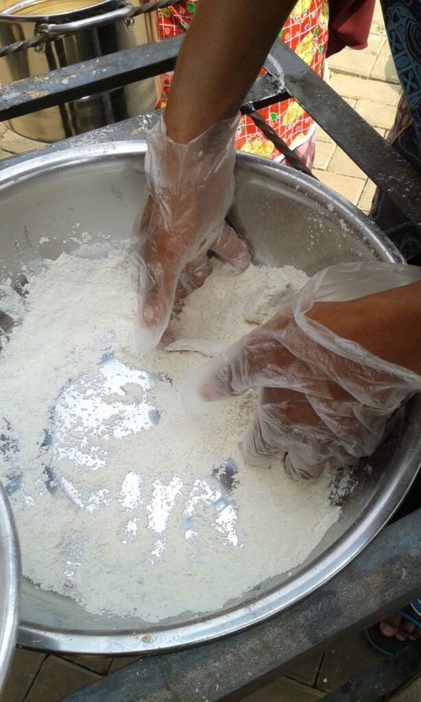 Ayam hasil marinasi dibalur tepung sebelum digoreng