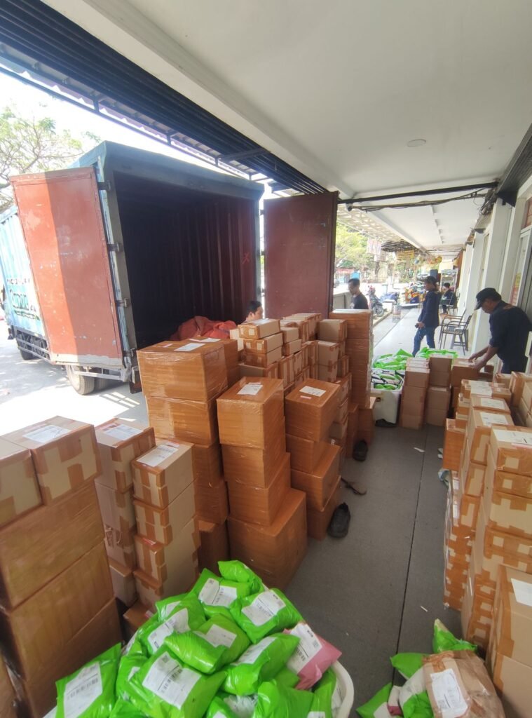 Menakar tepung dari distributor tepung fried chicken untuk produksi harian