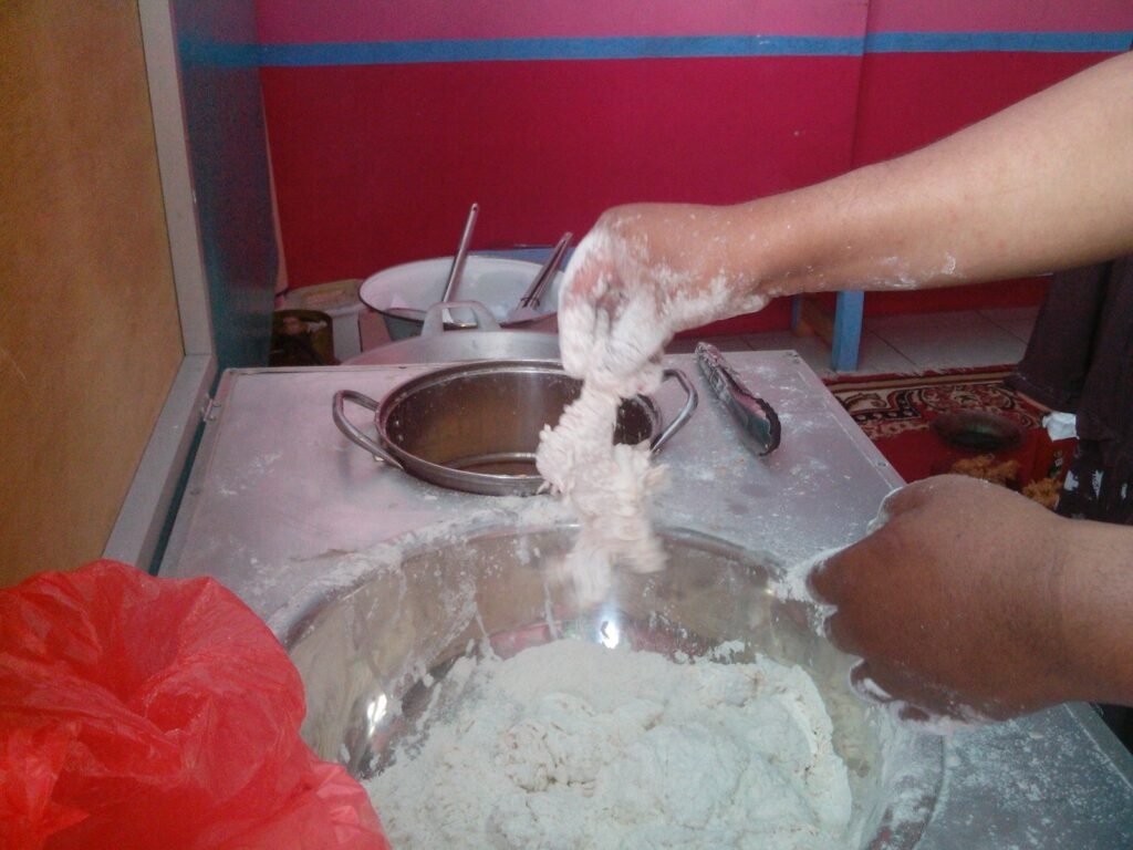 Membalur ayam berbumbu marinasi dengan tepung
