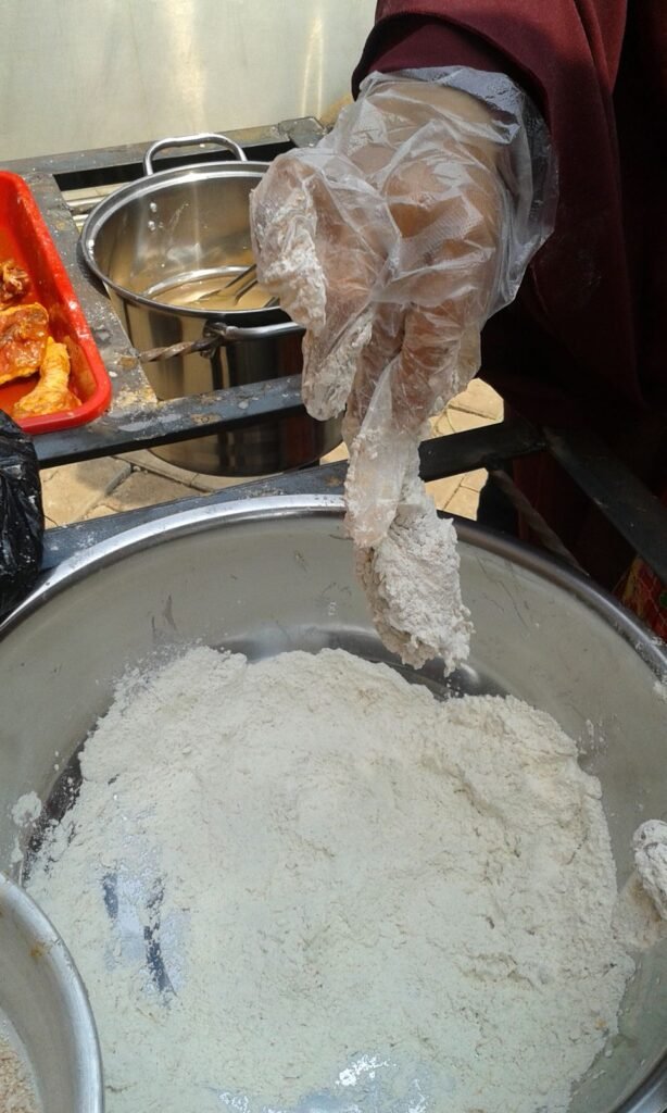 Membalur ayam dengan tepung premix fried chicken