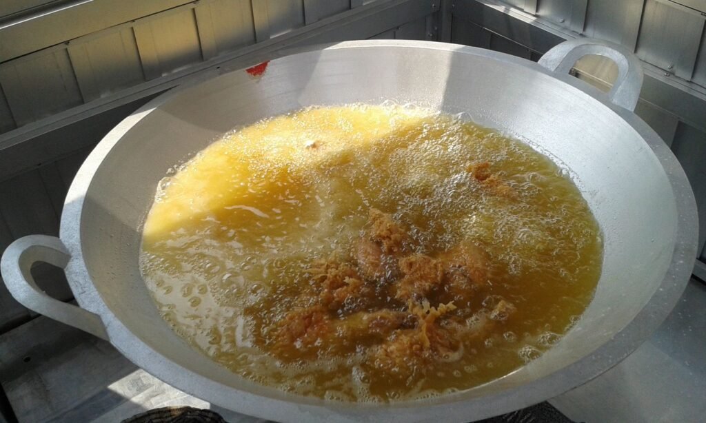 Menggoreng ayam berbalut tepung ayam crispy hingga keemasan