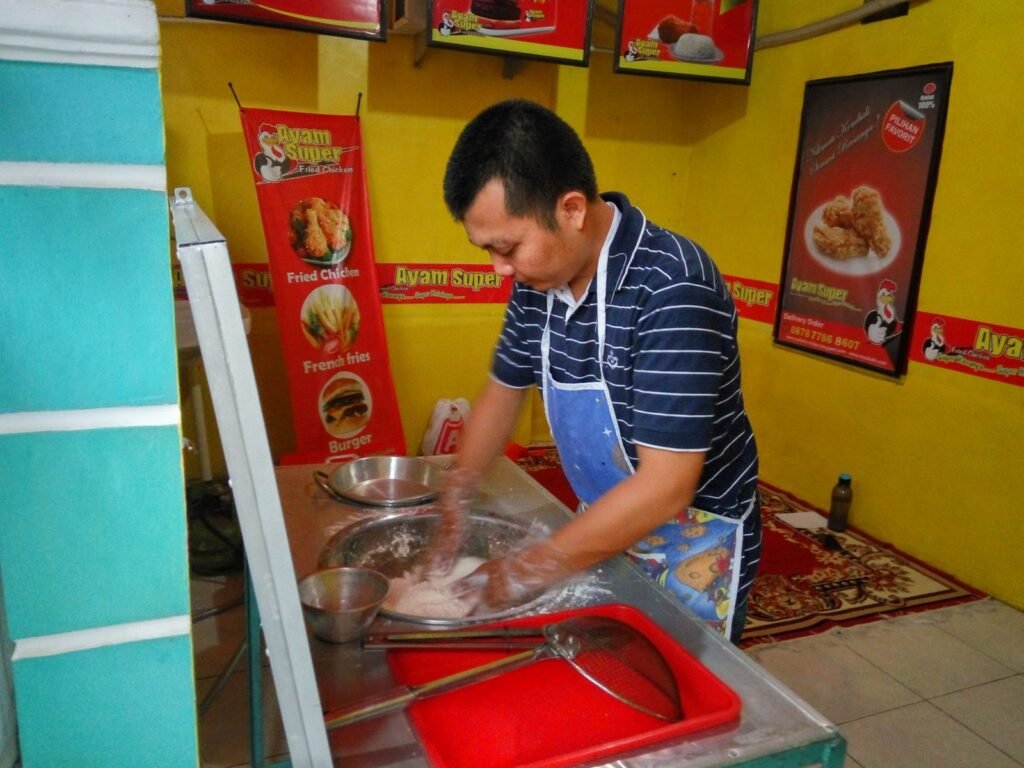 Mitra membalur ayam setelah lama marinasi ayam cukup