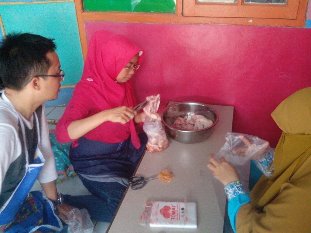 Peserta kursus membumbui ayam dengan bumbu marinasi